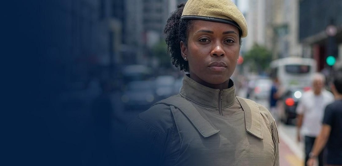 Profissional de segurança pública em ambiente urbano