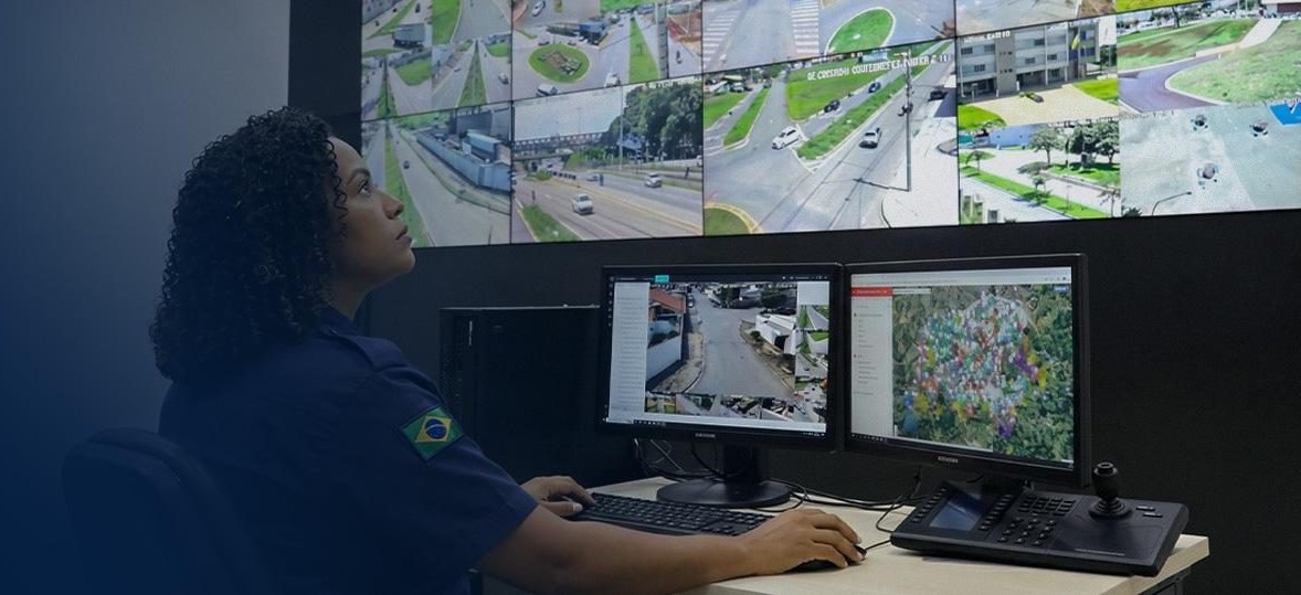 Operadora em central de monitoramento